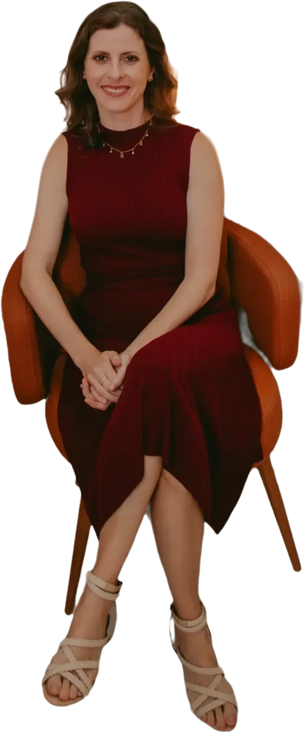 Dra. Milena Hungria sentada, sorrindo