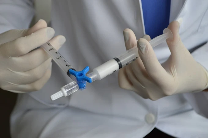 Preparação de material para procedimento vascular